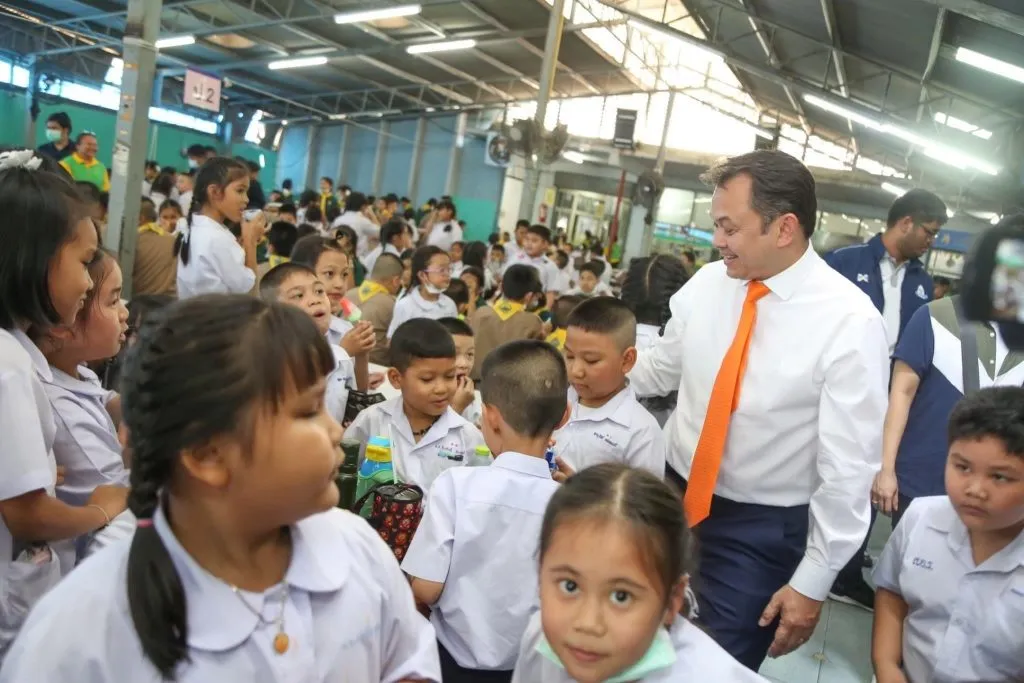 Nataphol Teepsuwan visitng primary school students at lunch.