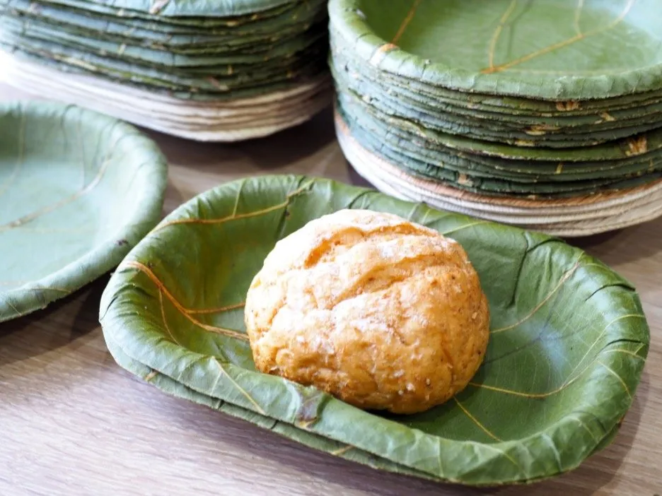 Maemoh leaf plate.