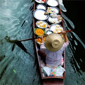 Vendors rowing boats at the Damnoen Saduak floating market in Ratchaburi, Thailand.