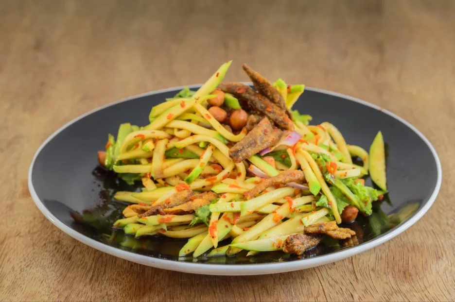Spicy green mango salad
