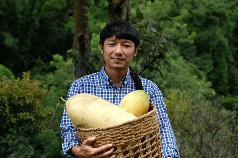 Lee Ayu Chuepa holding a basket.