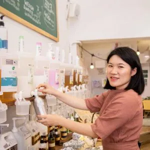 Pear Papawee holding a refillable bottle