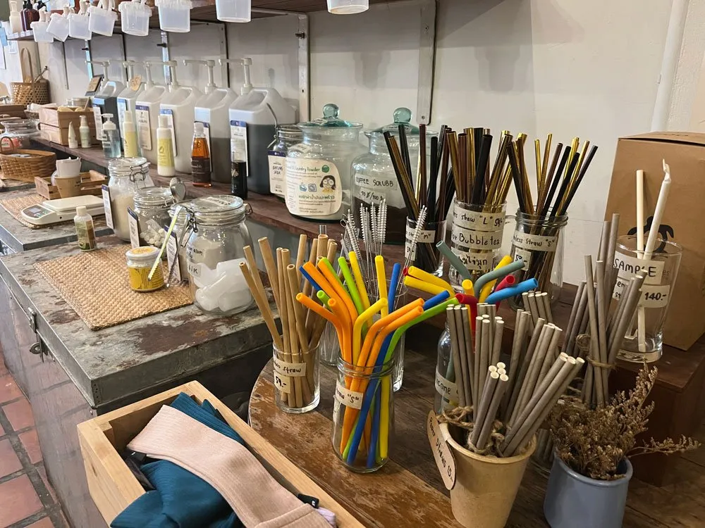 Alternative straws made of stainless steel, bamboo and silicone