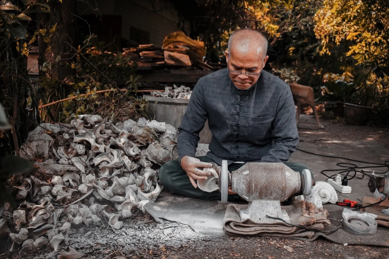 Jukkit Suksawat preparing turban shells for inlay
