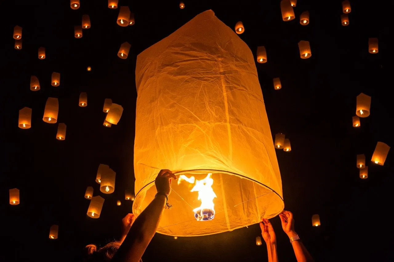 People release sky lanterns to warship Buddha's relics in Yi peng festival