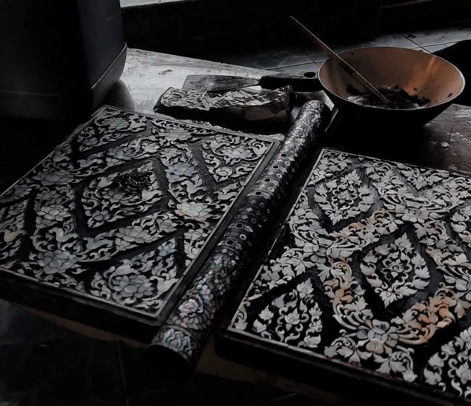 Jukkit Suksawat applying lacquer coats to inlaid mother of pearl