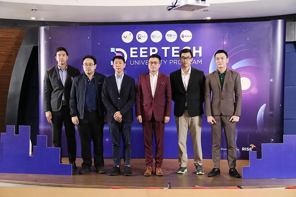 Participants and the Executive Director of NIA, Pun-arj Chairatana, at the NIA Deep Tech University Program