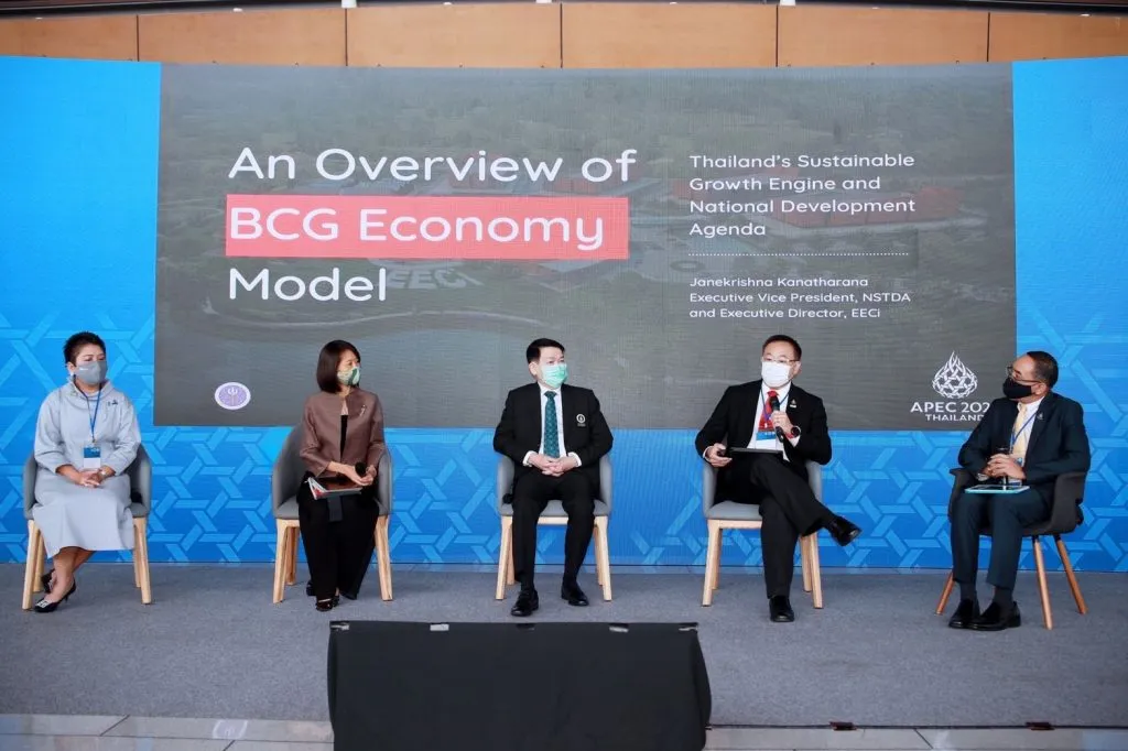 Session one speakers at the International Academic Forum and fifth APEC Media Focus Group at Mahidol University