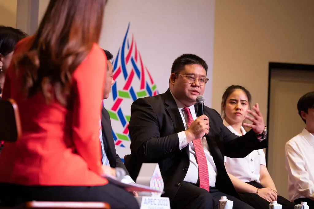 Representatives from media and youth