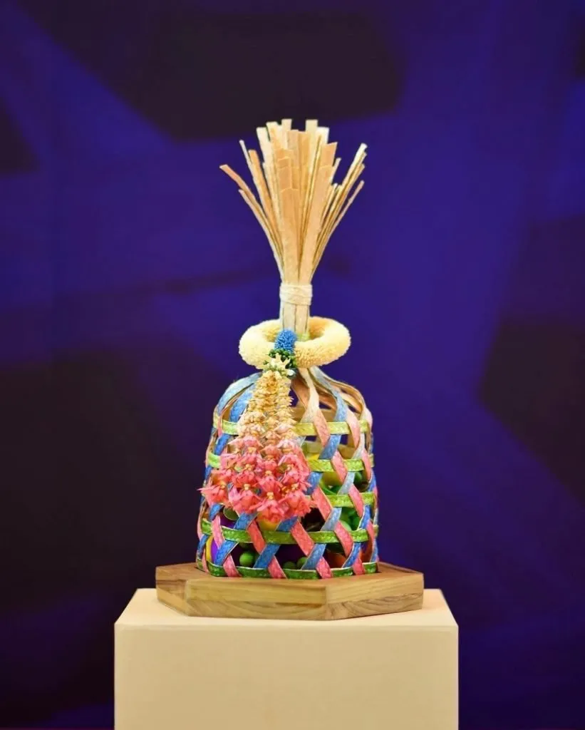 The chalom, decorated with a bamboo garland, is finished in APEC 2022 colors.