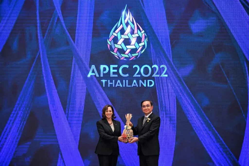US Vice President Harris and Thai Prime Minister Prayut Chan-o-cha passing a chalom, the symbol of APEC 2022 Thailand.