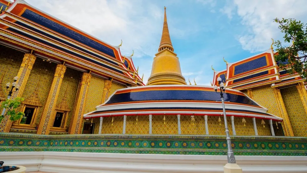 The inside of Wat Ratchabophit