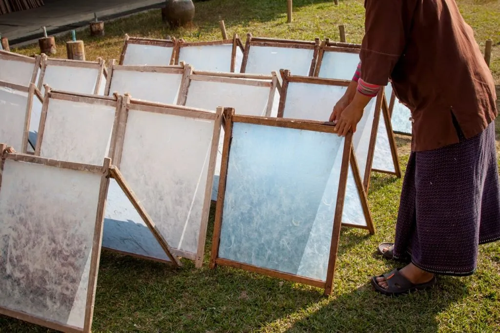 The process of making saa paper to make a paper umbrella