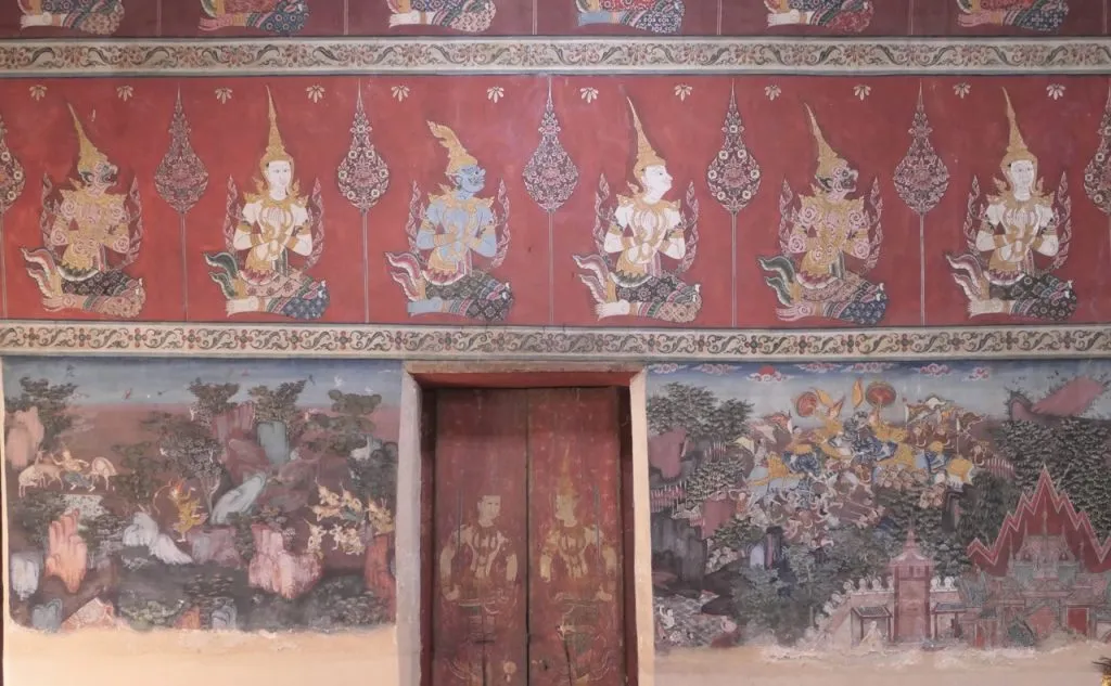 Early 19th century murals at Wat Bang Yi Khan Thonburi depicting Jatakas between windows with two scenes on the right separated by a jagged red sinthao line
