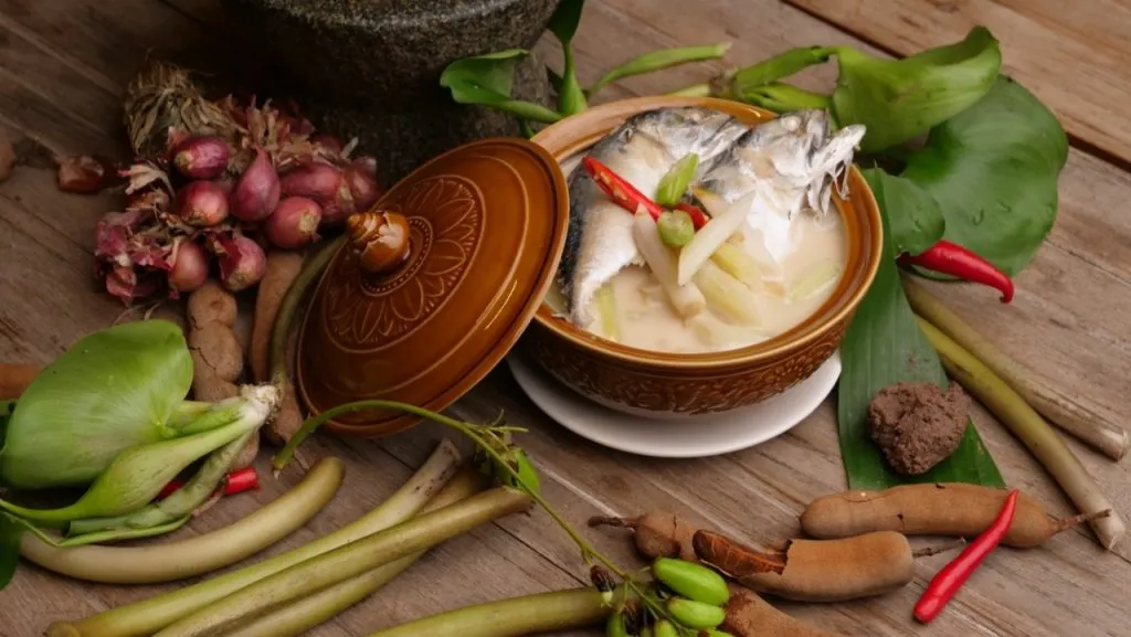 Lotus stem with steamed mackerel in coconut soup