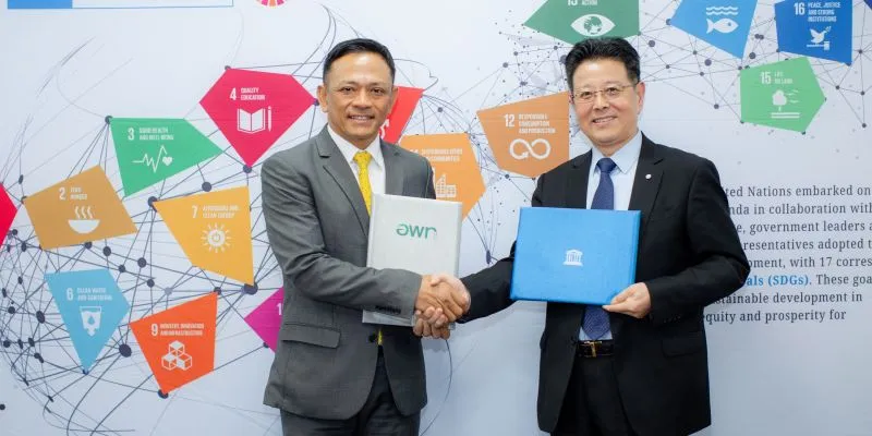 Gp Capt Athikun Kongmee Director-General of the Designated Areas for Sustainable Tourism Administration shaking hands with Feng Jing Director ad interim and Chief of the Culture Unit at UNESCO Bangkok