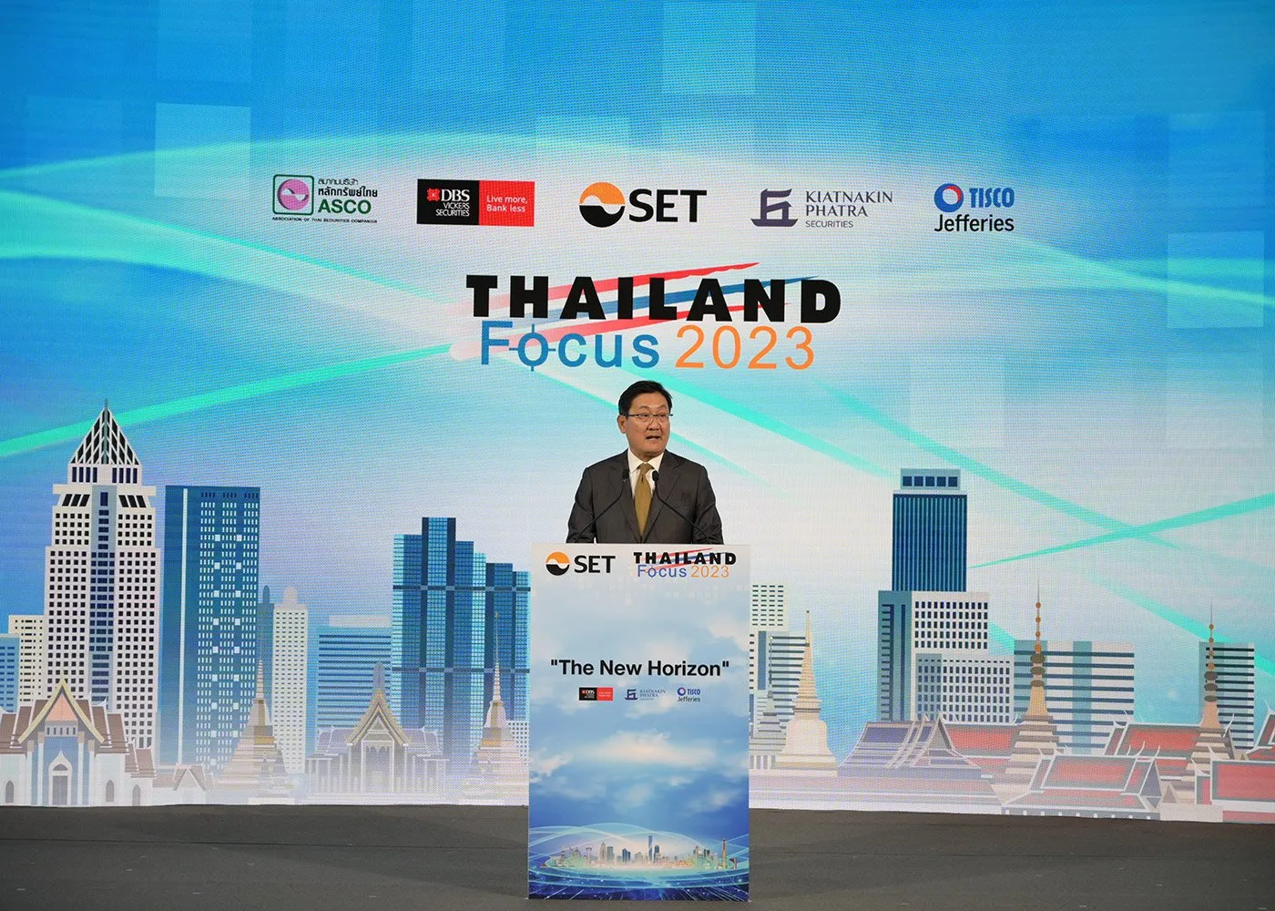 The welcome address by SET President Pakorn Peetathawatchai