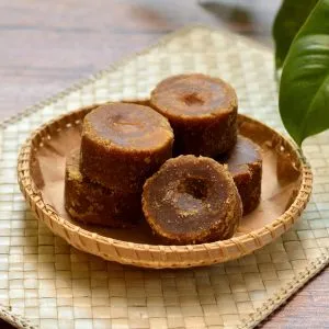 Organic palm sugar on a woven tray