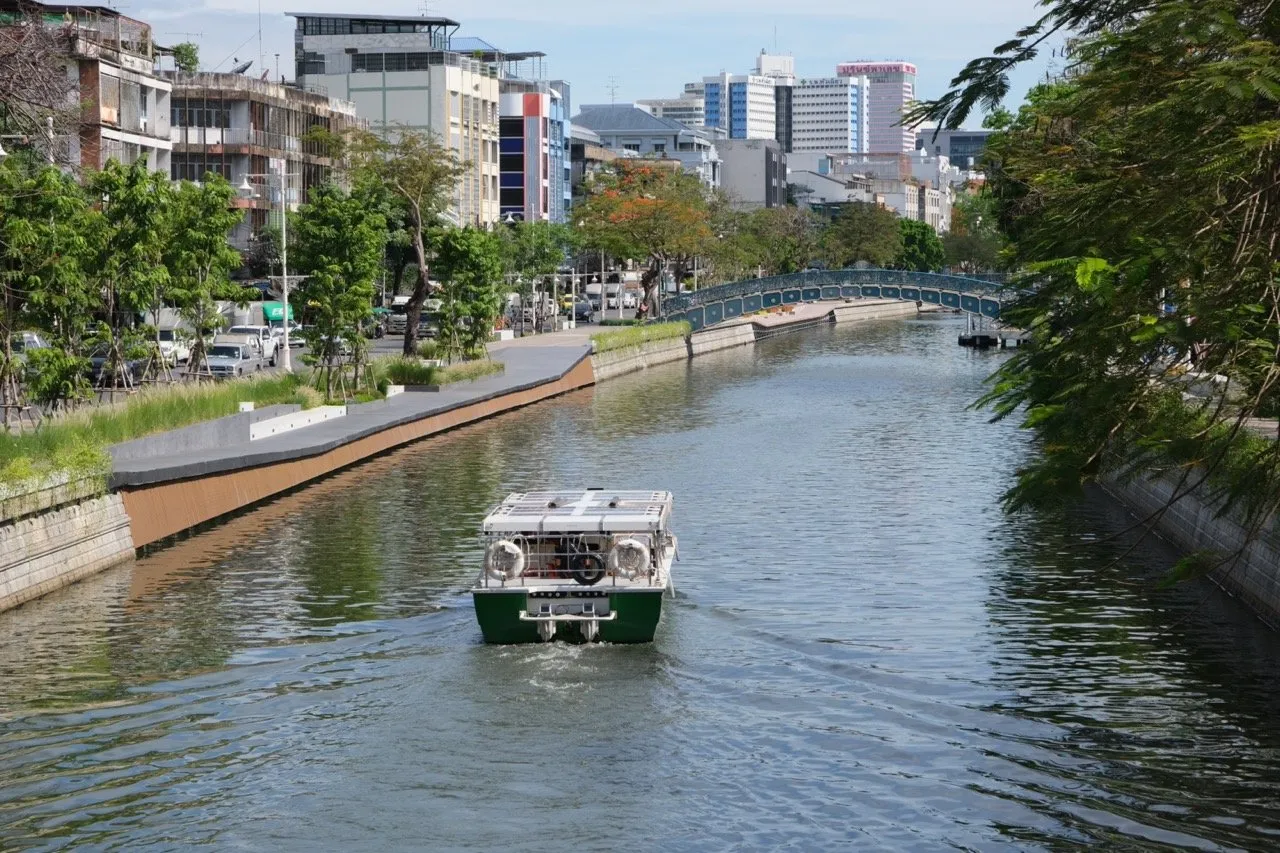 A fully electric boats on the Phadung Krung Kasem canal