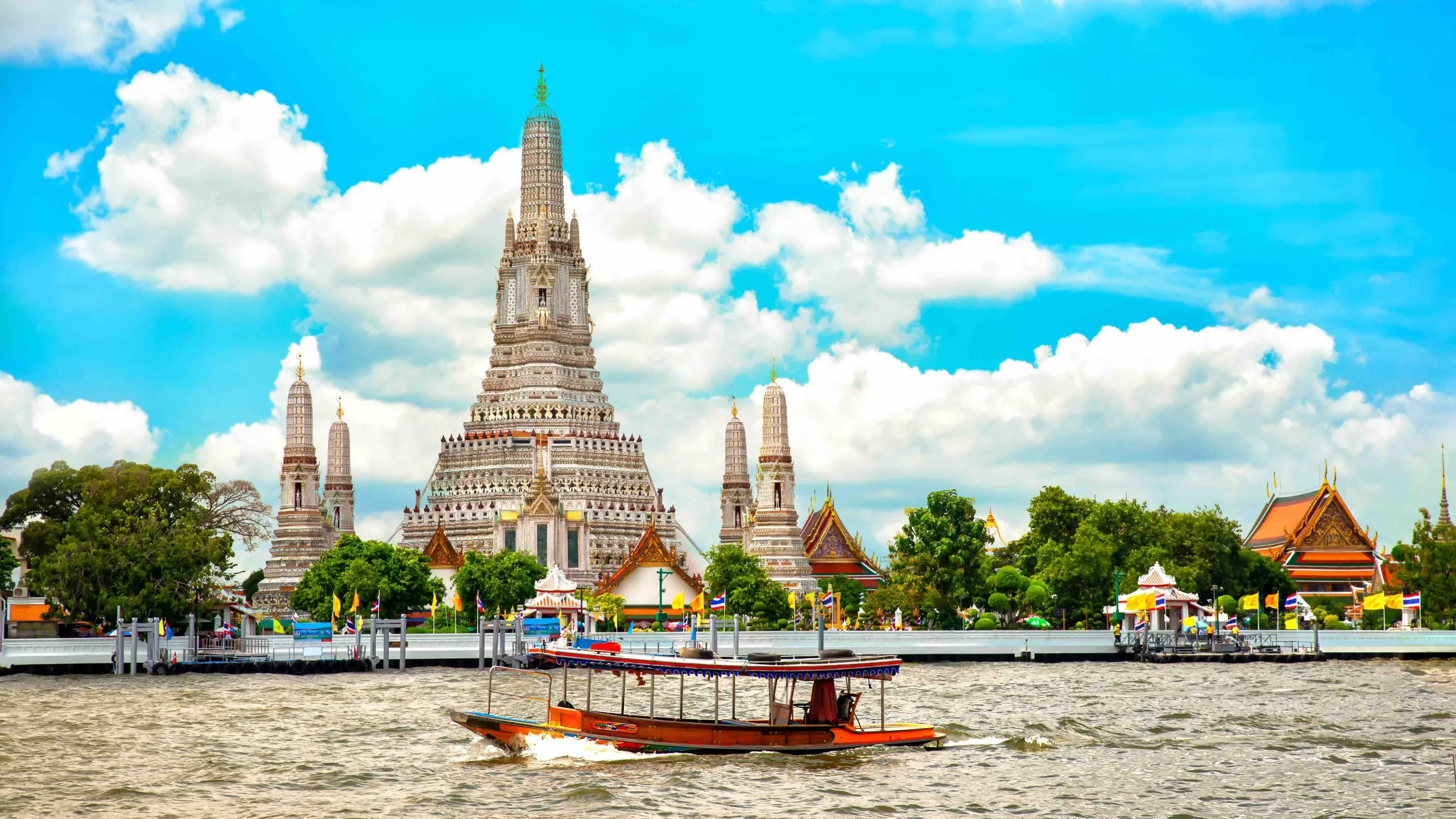 A view of Wat Arun and the Chao Phraya River