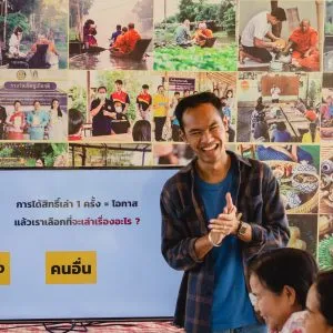 Find Folk's Founder, Tontarn, giving a presentation about sustainable tourism