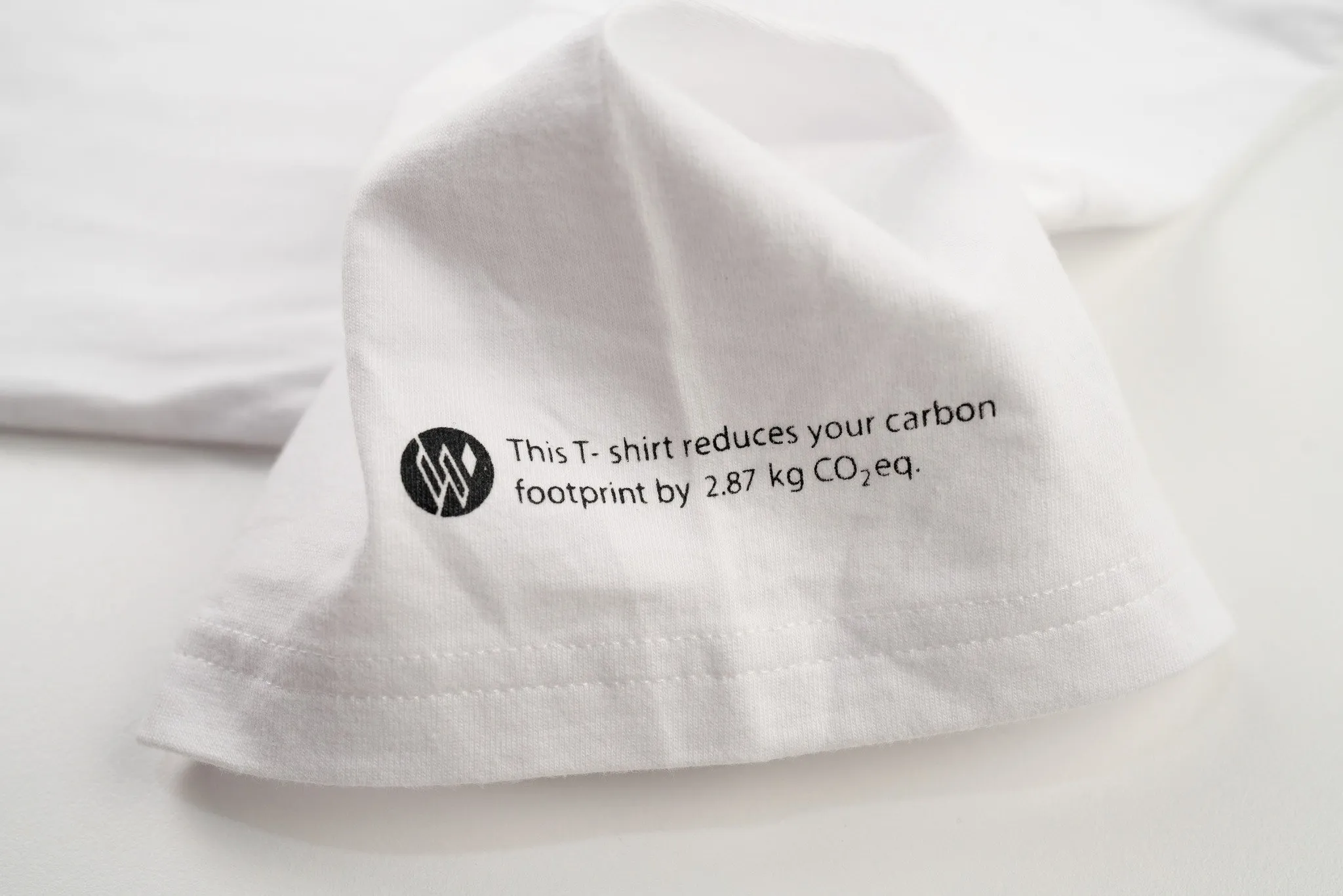 moreloop t-shirt with the message saying "This T-shirt reduces your carbon footprint by 2.87 kg CO2eq."