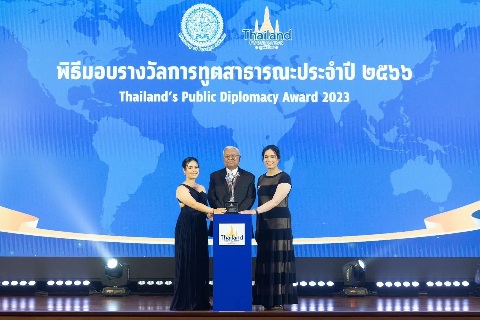 Pro Mo and Pro May receiving the Thailand's Public Diplomacy Award 2023 from the Chairman of Thailand Foundation, H.E. Dr. Chirayu Isarangkun Na Ayuthaya