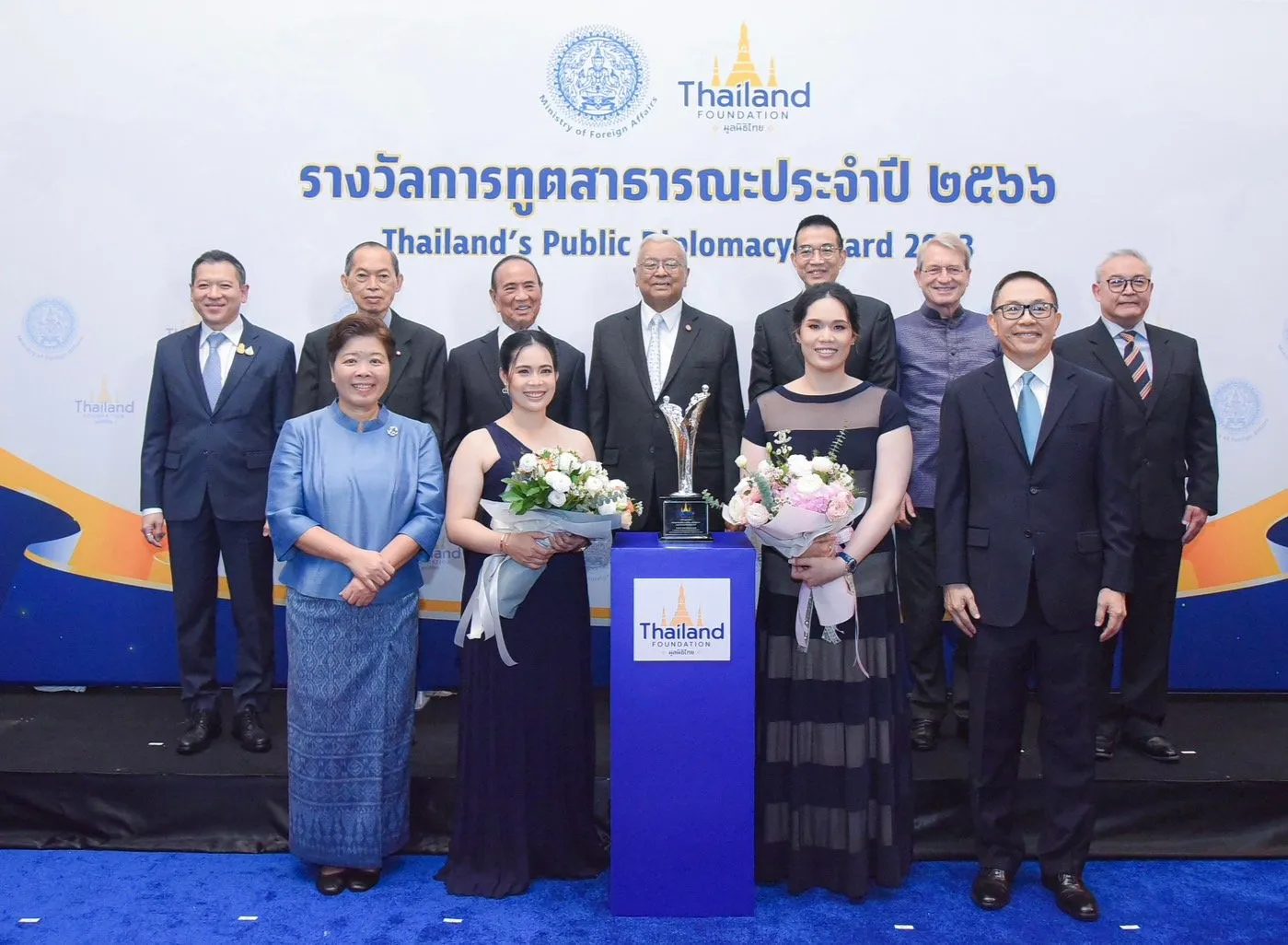 A group photo of Pro Mo and Pro May with the Thailand's Public Diplomacy Award 2023 and key public figures