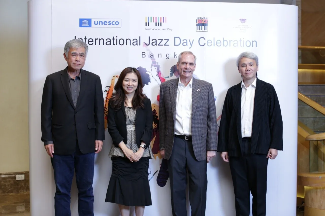 Vichart Jirathiyut, Soohyun Kim, Honorable Robert F. Godec, and Dr. Narong Prangcharoen