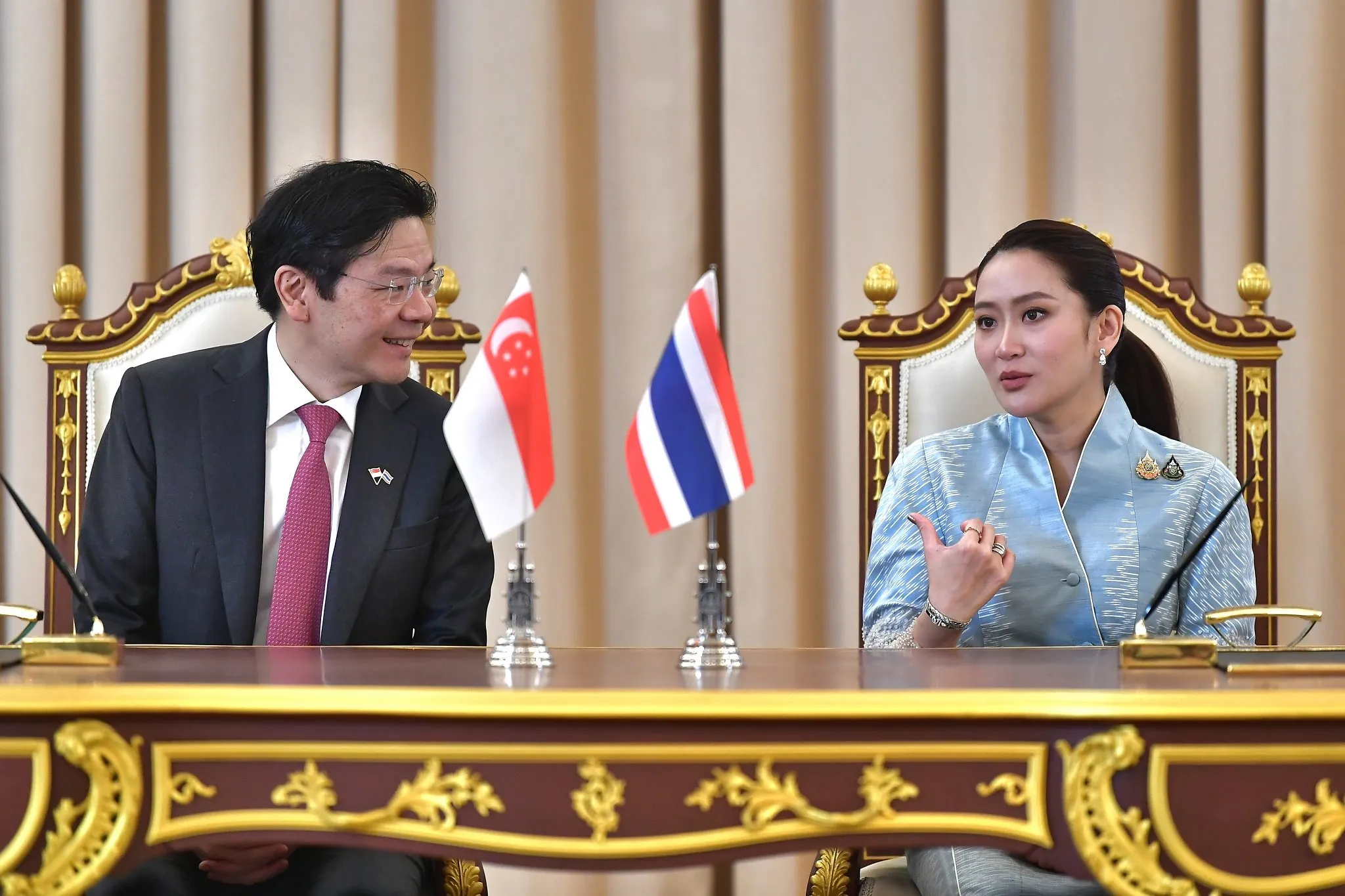 Singapore Prime Minister Lawrence Wong (left) and Prime Minister Paetongtarn Shinawatra (right) at the MoU signing between Thailand's Office of the Civil Service Commission and Singapore's Ministry of Foreign Affairs
