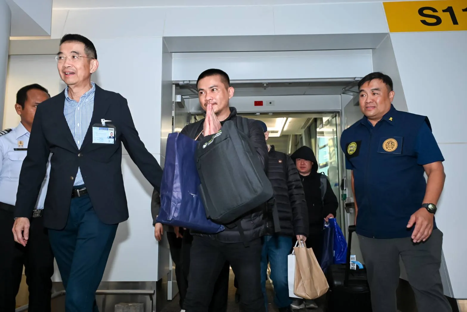Foreign Minister Maris Sangiampongsa escorting Thai hostages at Suvarnabhumi International Airport