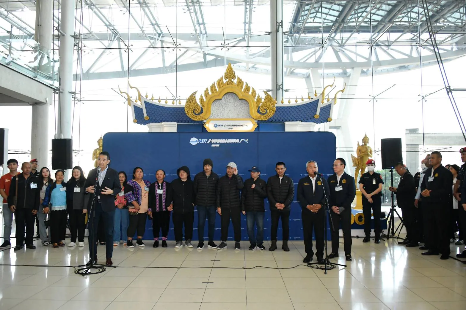 The five Thai hostages (center) welcomed at Suvarnabhumi International Airport by Foreign Minister Maris Sangiampongsa (left) and Permanent Secretary for Labor Boonsong Thapchaiyut (right)