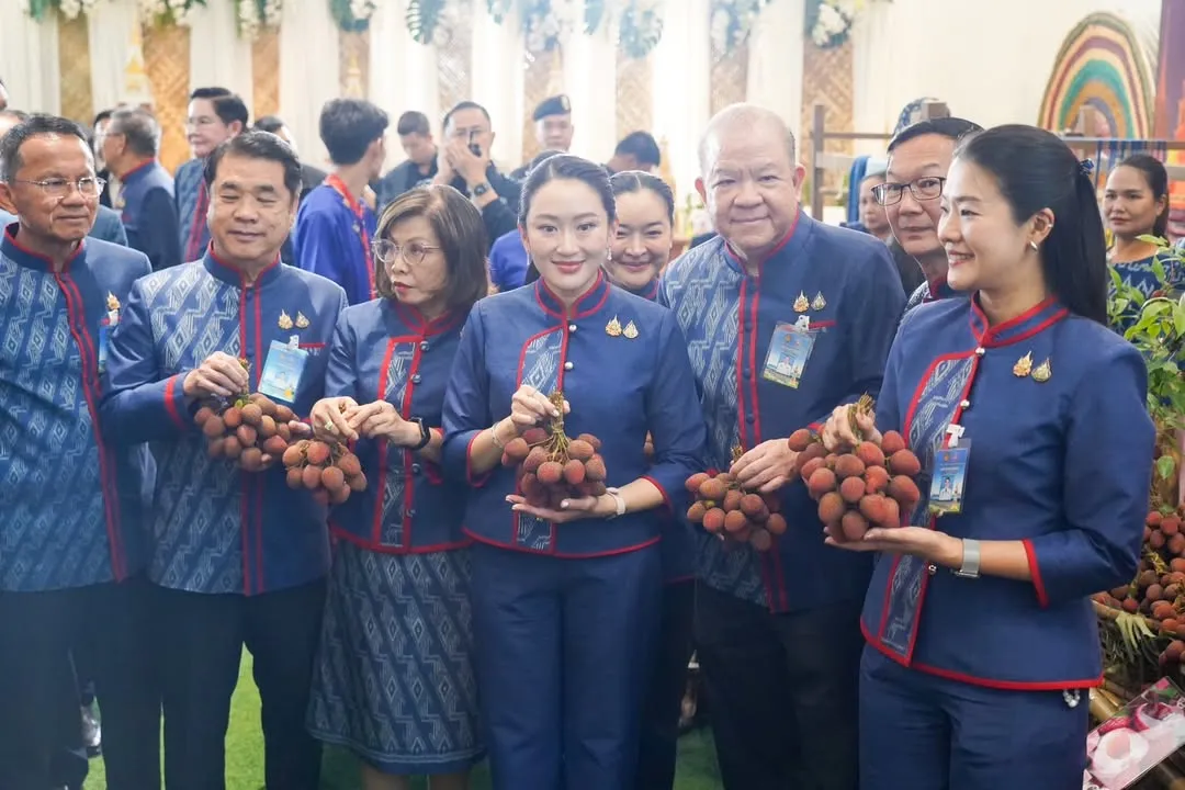 Ministers wearing traditional Sri Khotrabun shirts
