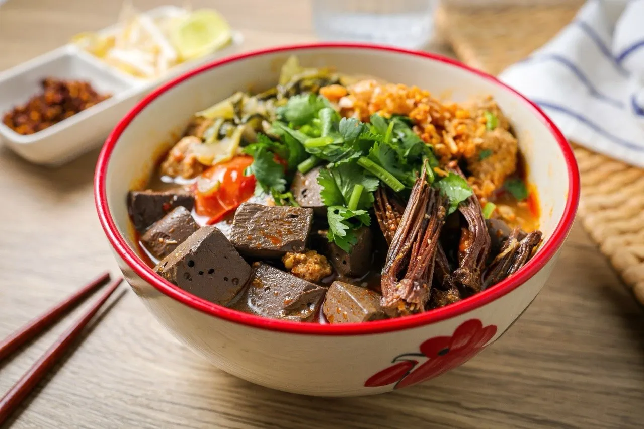 Khanom Jeen Nam Ngiao or Curried Noodle Soup With Pork and Tomatoes