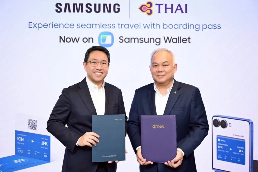 Sitthichoke Nopchinabutr, President of Mobile Experience Division at Thai Samsung Electronics Co., Ltd. (left) with Taviroj Songkumpol, Chief of Corporate Strategy at Thai International Airways (right).