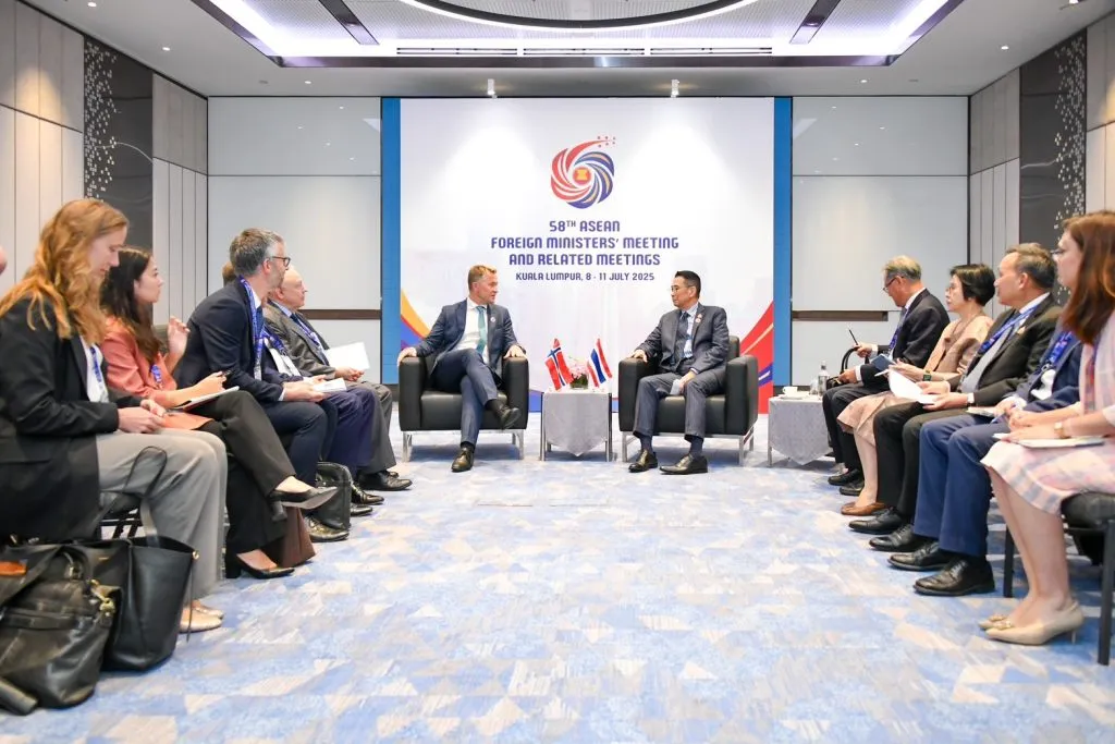 Thai Foreign Minister Maris Sangiampongsa and Norwegian State Secretary Andreas Motzfeldt Kravik discuss bilateral collaboration for sustainable investment.