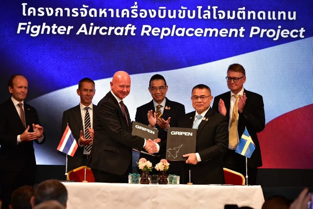 Air Chief Marshal Punpakdee Pattanakul, Chief of Command of the Royal Thai Air Force, signs agreement with Micael Johansson, President and CEO of Saab AB.