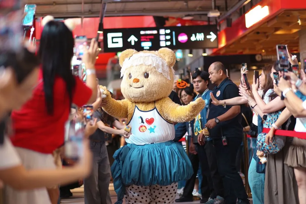 mascot butterbear graces her presence with the fan in a mall