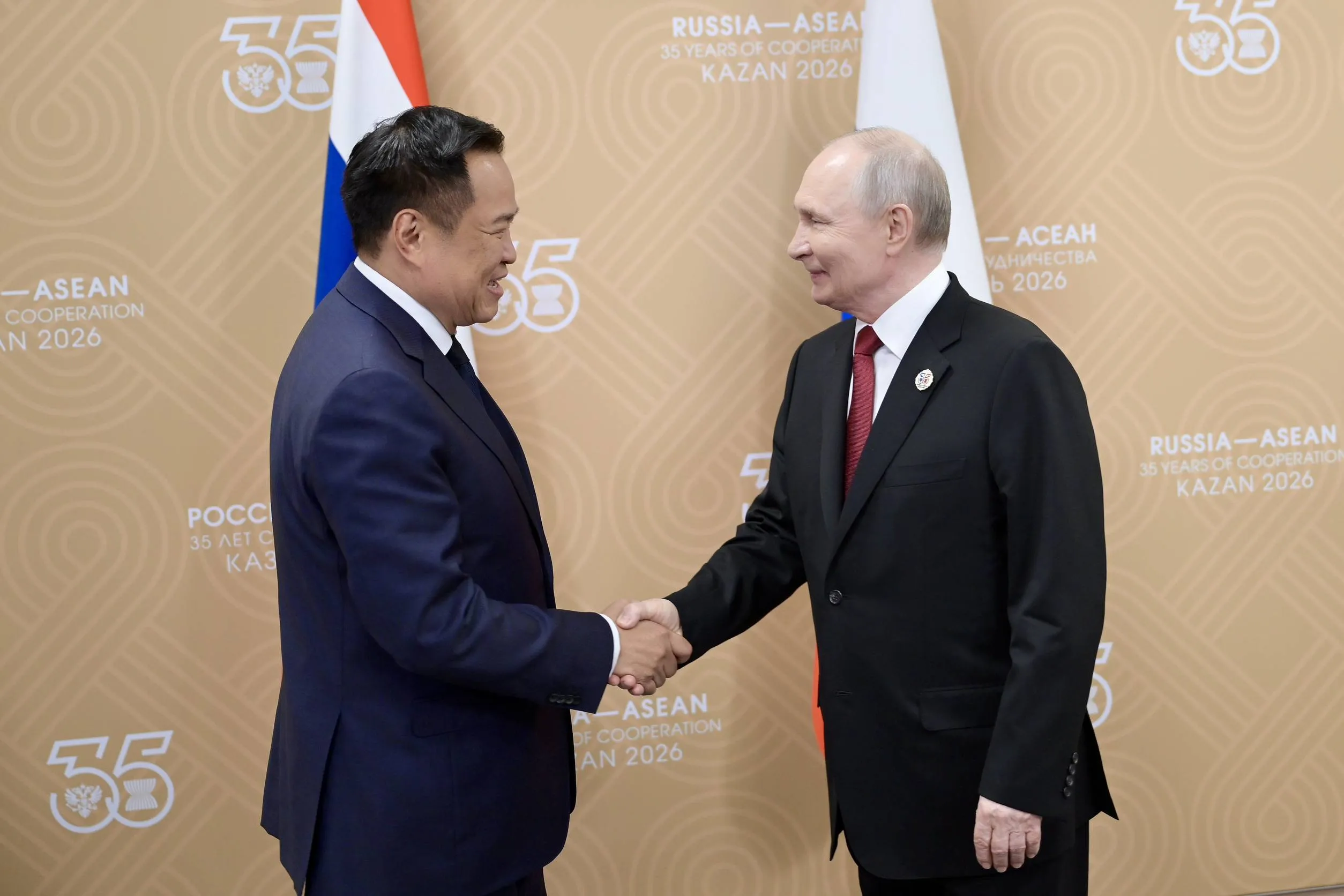 Two men in suit shaking hands.