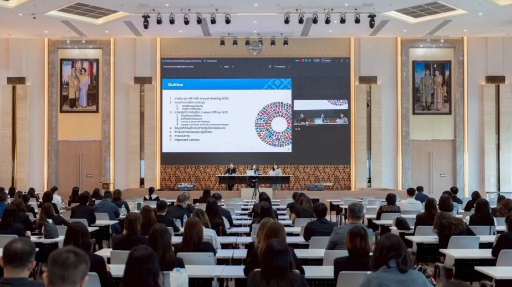 An expansive view shows a presentation screen displaying an outline to a large audience.