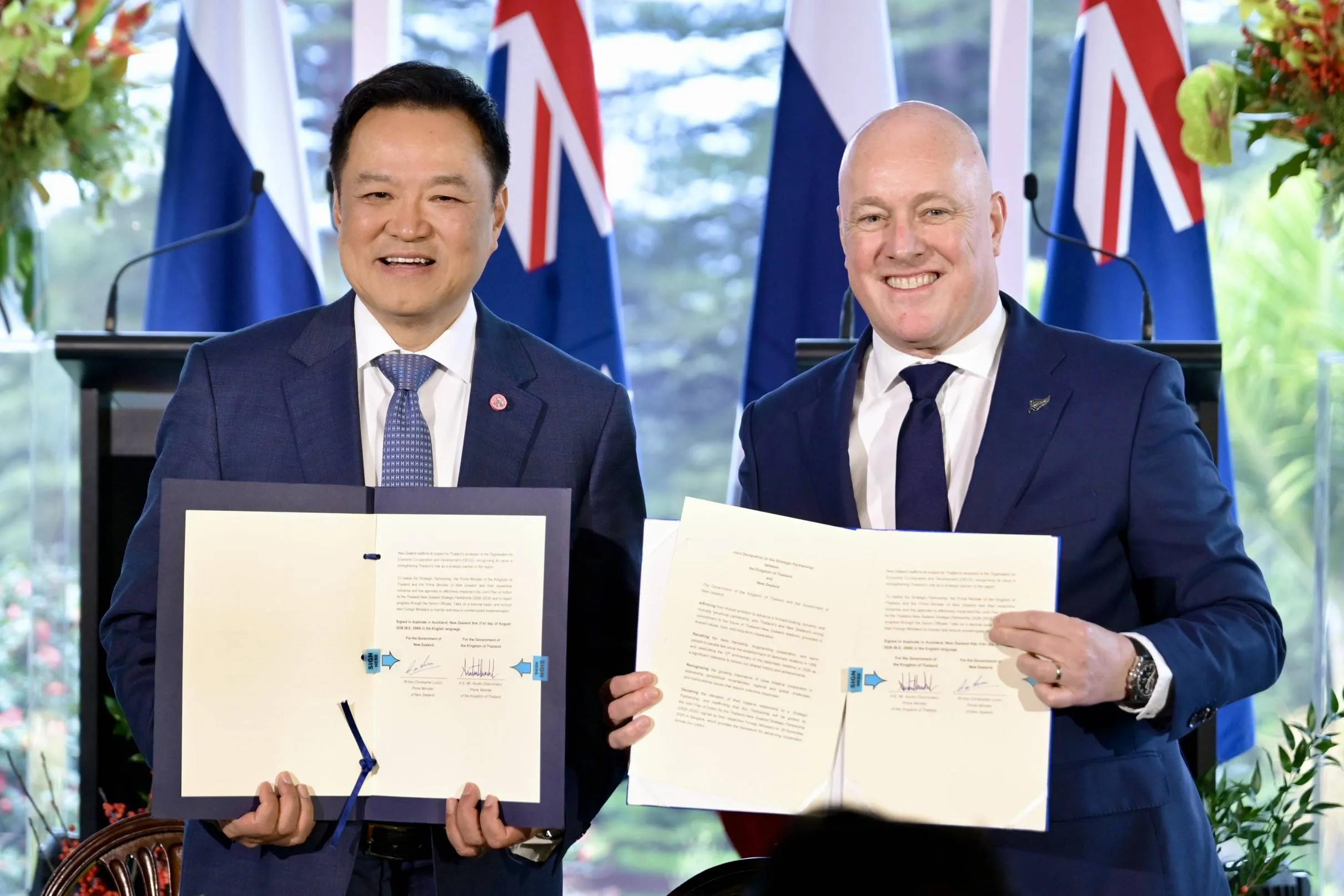 Prime Minister Anutin Charnvirakul and New Zealand Prime Minister Christopher Luxon display the Joint Declaration on the Strategic Partnership between Thailand and New Zealand in Auckland on August 21, 2026.