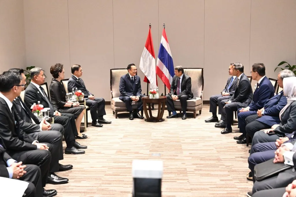 Thai Prime Minister Anutin Charnvirakul speaks with delegates during a bilateral meeting between Indonesian and Thai officials.
