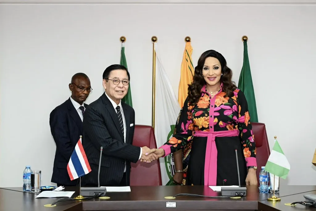 Deputy Prime Minister and Foreign Minister Sihasak Phuangketkeow shakes hands with Nigerian Foreign Minister Bianca Odumegwu-Ojukwu in Abuja.