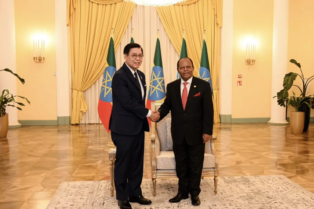 Thai DPM/FM and Ethiopian President shaking hands.
