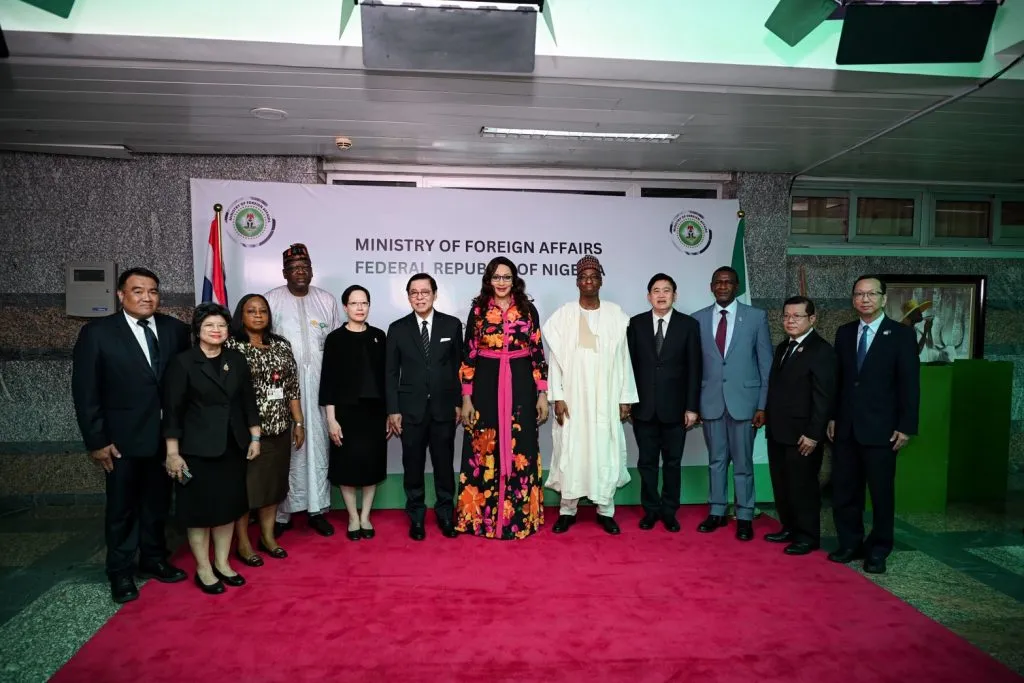 Thai and Nigerian delegations pose for a group photo at Nigeria’s Ministry of Foreign Affairs.