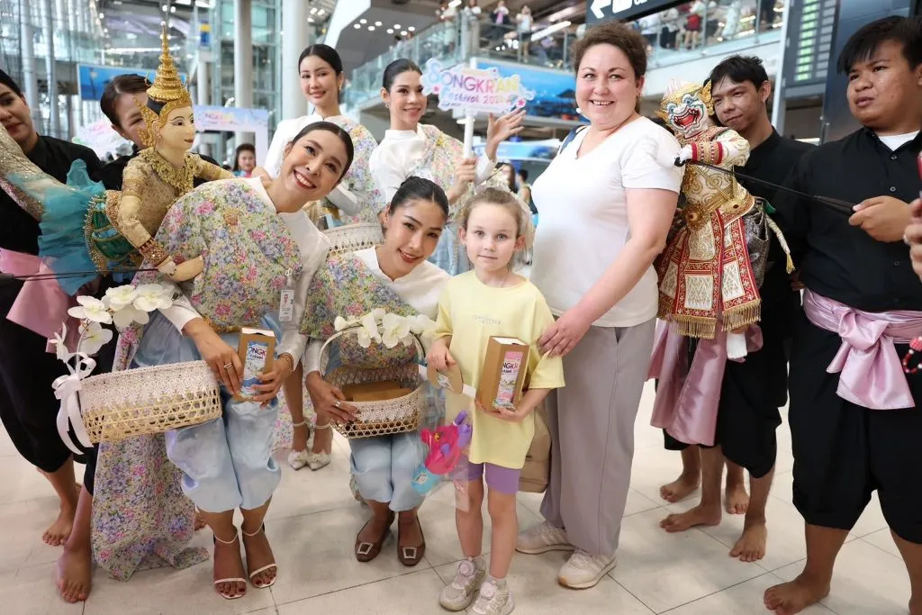 International tourists receive a traditional welcome at Suvarnabhumi Airport.