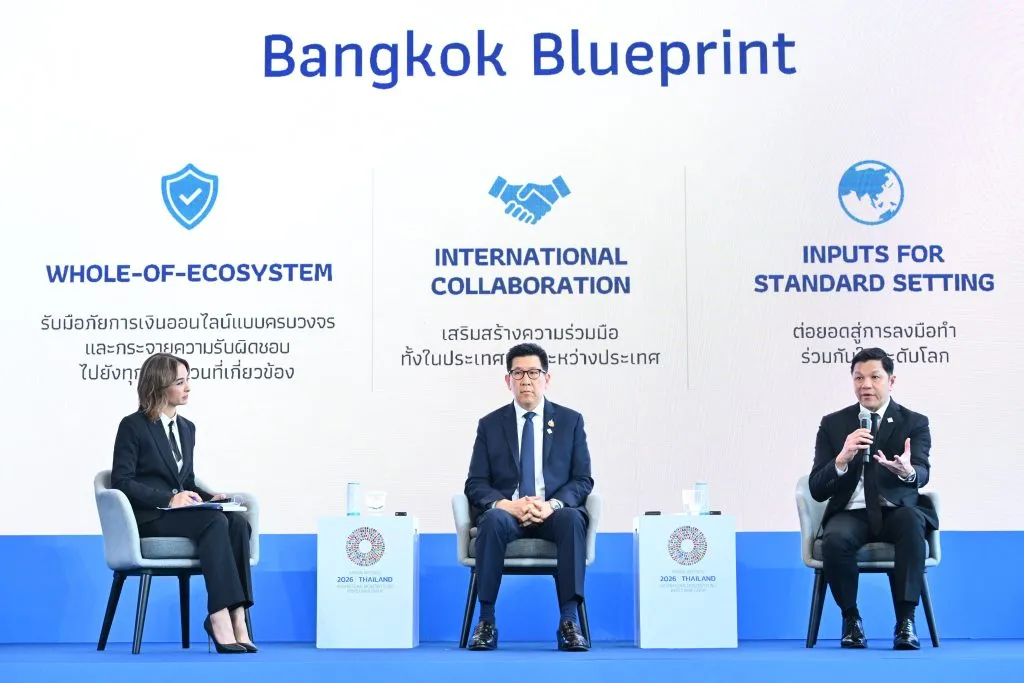 Deputy Prime Minister and Finance Minister Ekniti Nitithanprapas (center) and Bank of Thailand Governor Vitai Ratanakorn (right) speaking at the MOF-BOT Joint Press Conference.